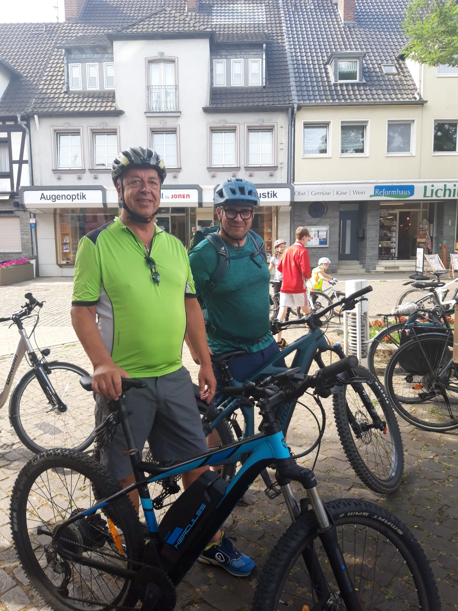 Parteivize Hartmut Derscheid und Fraktionsvize Markus Reisbitzen machen sich bei der Fahrraddemo für die Verbesserungen bei der Radinfrastruktur stark! Lesen Sie weiter...